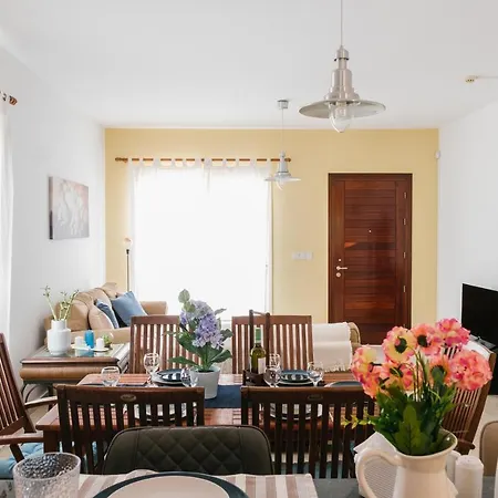 דירה Aphrodite Gardens No.9 Luxury Apt